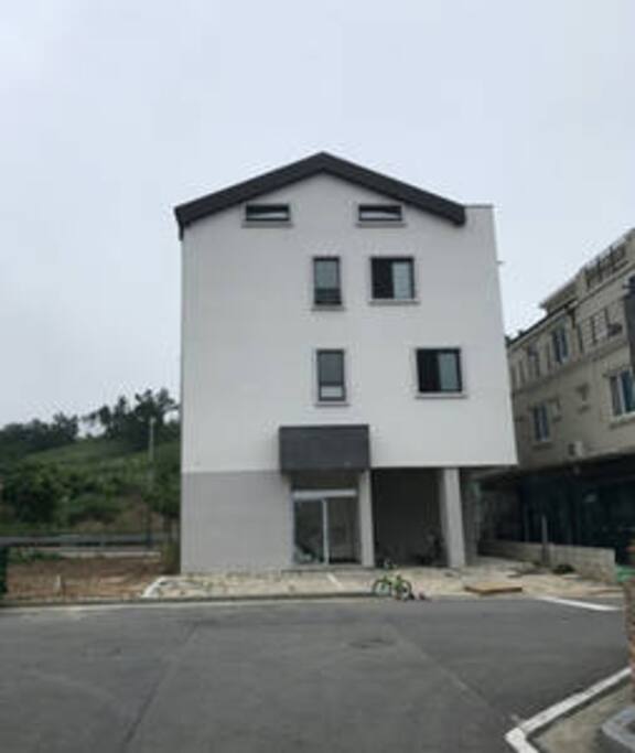 후면-출입구