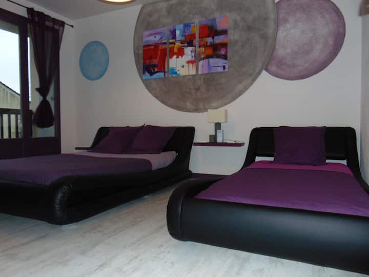 ห้องนั่งเล่นชั้นบนพร้อมเตียงคู่ขนาด 140 x 190 และผ้านวมขนาด 240 x 220 +1 เตียงเดี่ยวขนาด 90 x 190 และผ้านวมขนาด 220x140