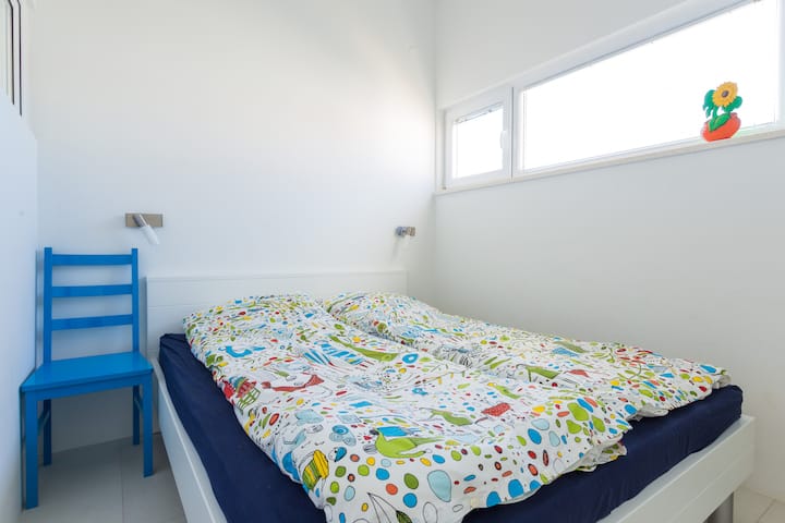 Chumba cha kulala cha ghorofa ya 2. Dari la Piramidi linafanya iwe tofauti- kama ilivyo kwa madirisha pande zote mbili- ile inayoangalia nje na ya pili inaenda sehemu za ndani