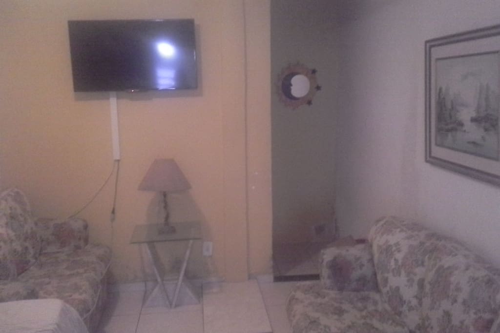 Sala com 2 sofás e uma bicama, com tv a cabo, wifi, ventilador e banheiro social
