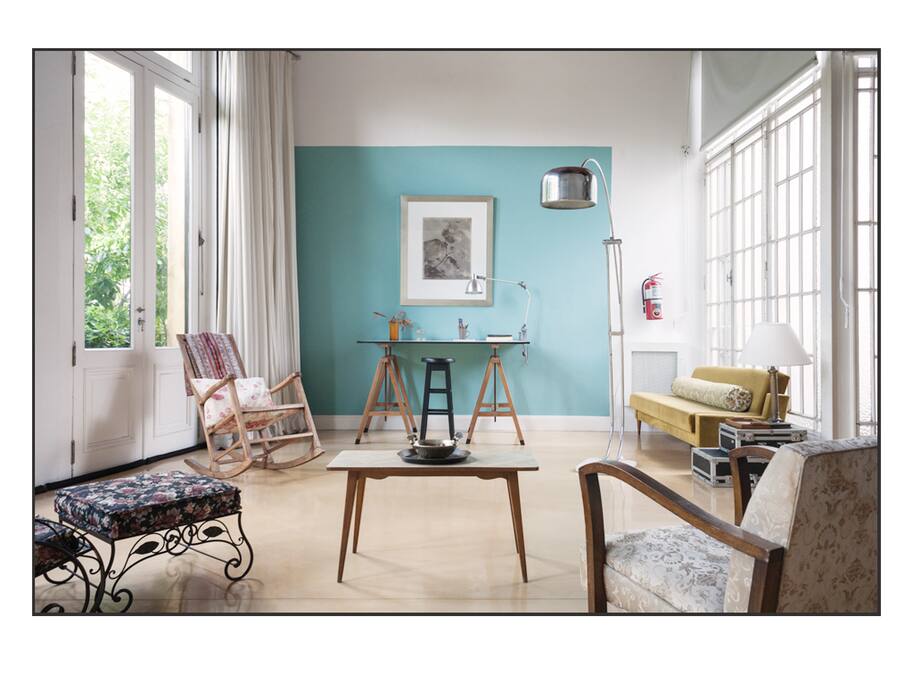 En nuestro loft los muebles tienen el espíritu vintage y hay áreas de lectura, relax y un tablero de trabajo.