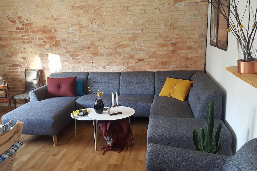 Stor og fin sofa. Indbyder til at man kan benytte denne til en ekstra soveplads.