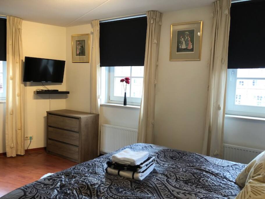 Tv, ladenkast en grote linnenkast