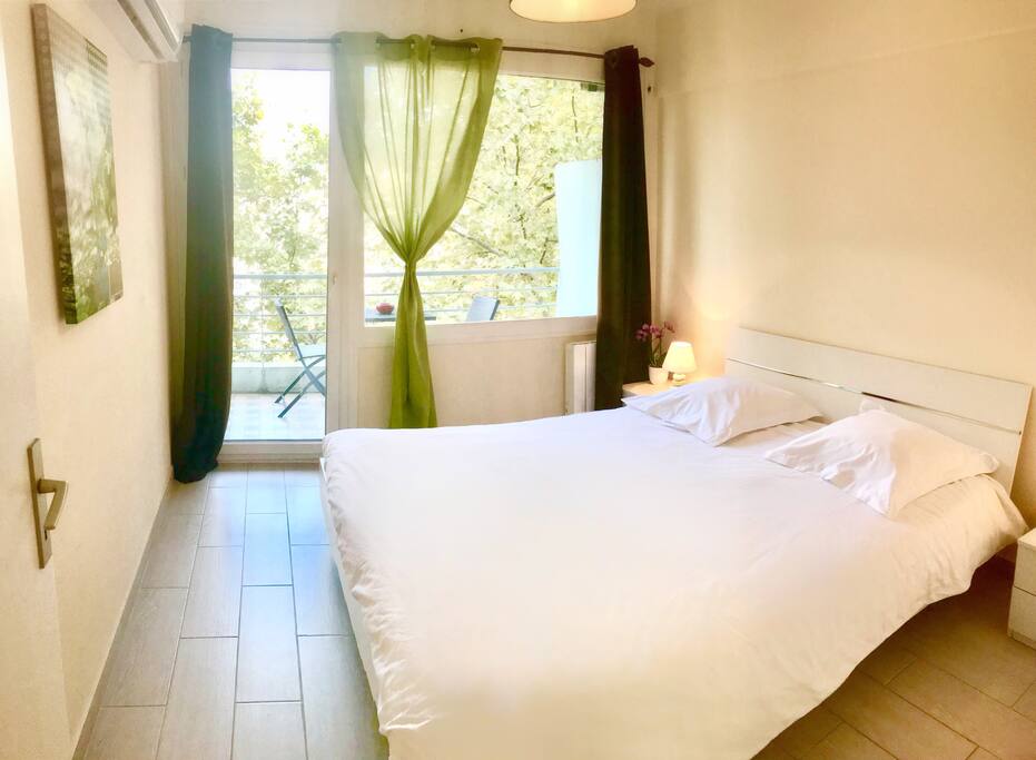 Accès au balcon par la chambre