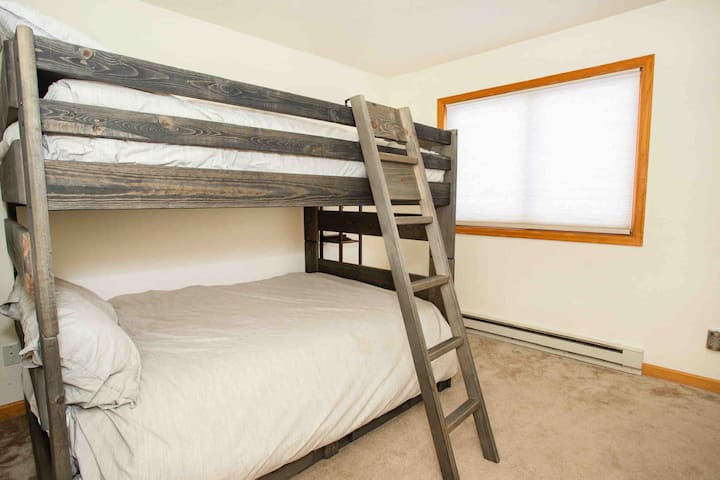 เต็มเตียงสองชั้นเต็มรูปแบบ กว้างขวาง! บีนแบ็กสนุกๆและทีวีจอแบน ห้องพักกว้างขวางสำหรับพักผ่อนหรือสังสรรค์กับเพื่อนๆ  นอกจากนี้ยังมีตู้เสื้อผ้าแบบวอล์คอิน