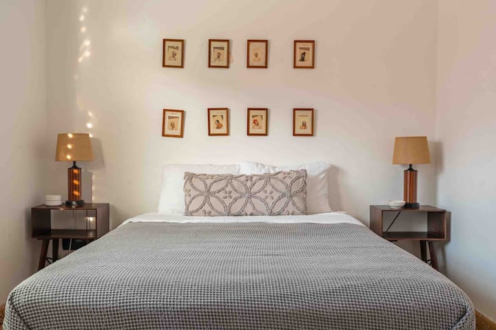 חדר שינה שני עם מיטת קווין סייז.