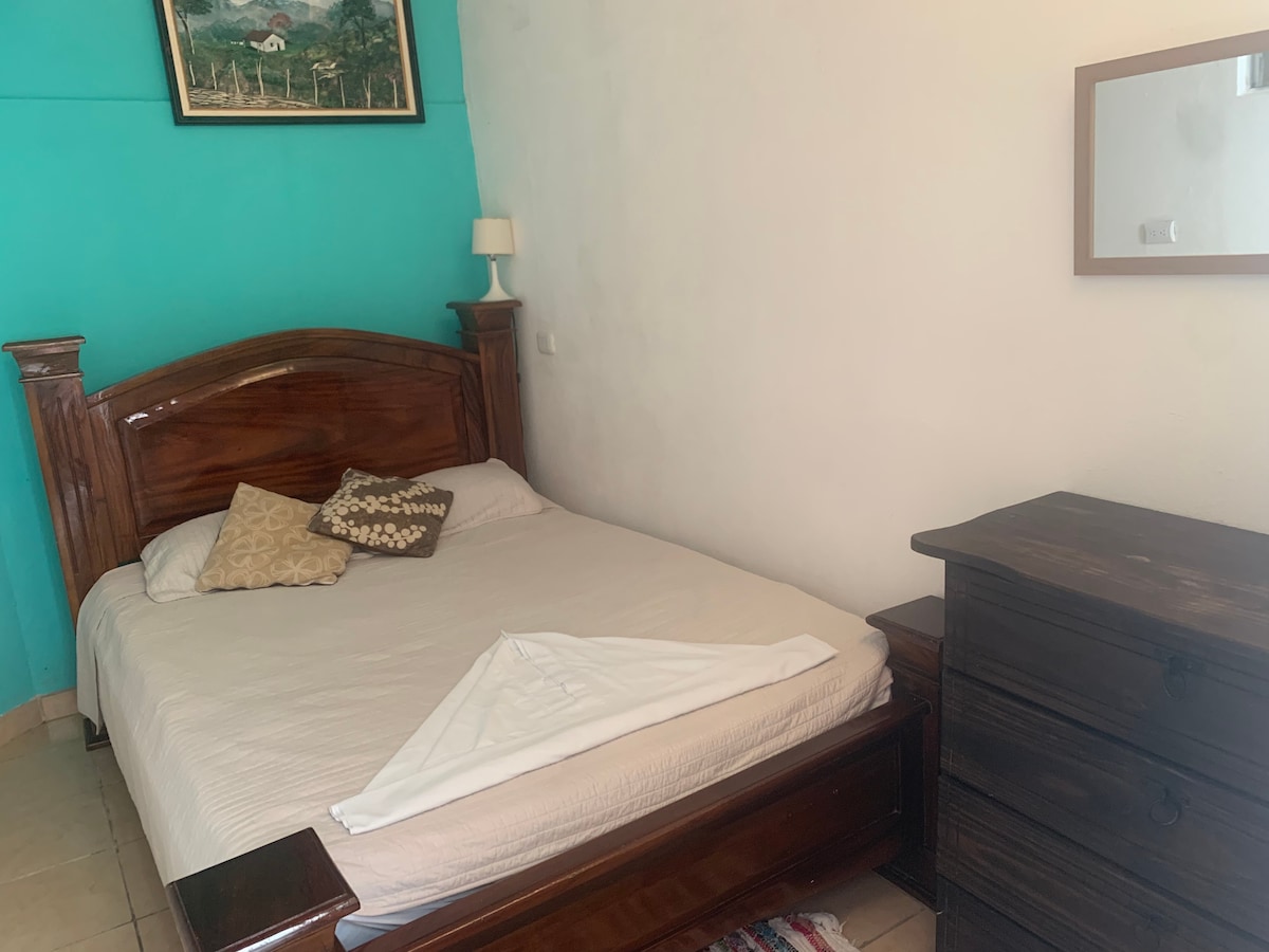 Cuarto principal, cuenta con aire acondicionado. 