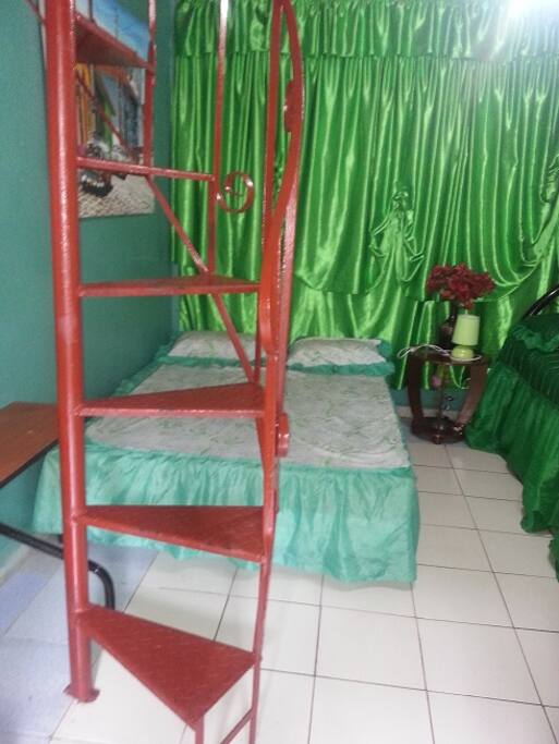 ESCALERA CON ACCESO AL CUARTO DE BAÑO