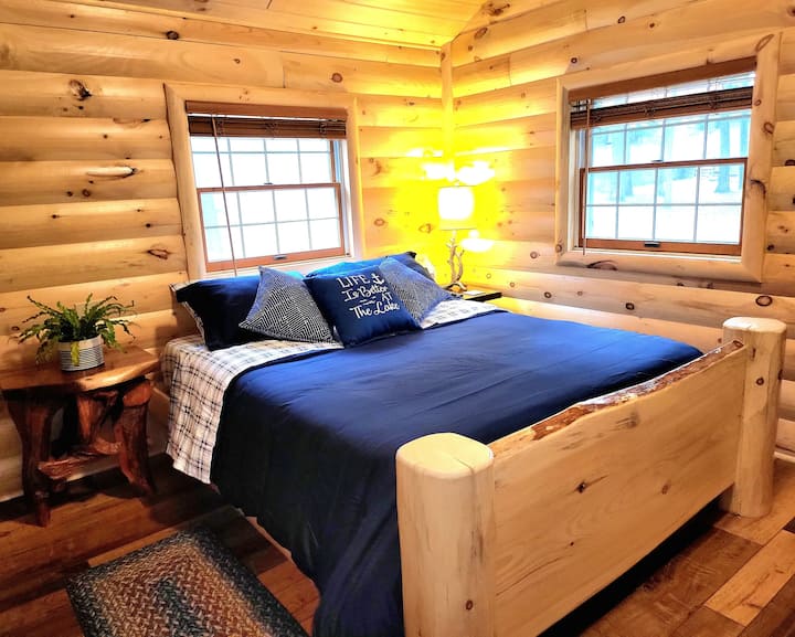 استعد لقضاء ليلة سعيدة في هذه الأسرّة الفاخرة المخصصة. جرب السحر المريح للكوخ الخشبي أثناء احتضانه للنوم الليلي المثالي.