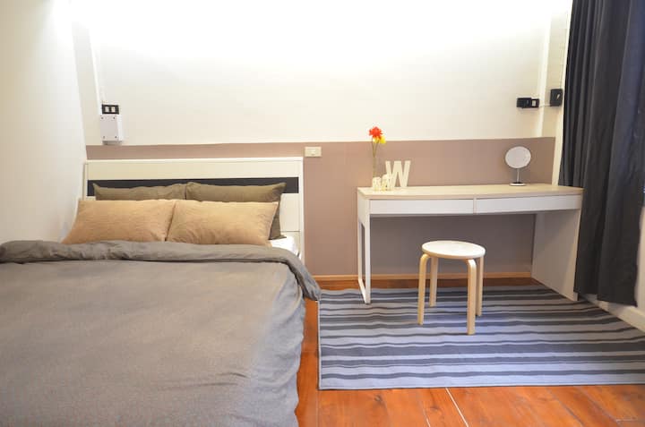 Chambre  L , lit double avec bureau