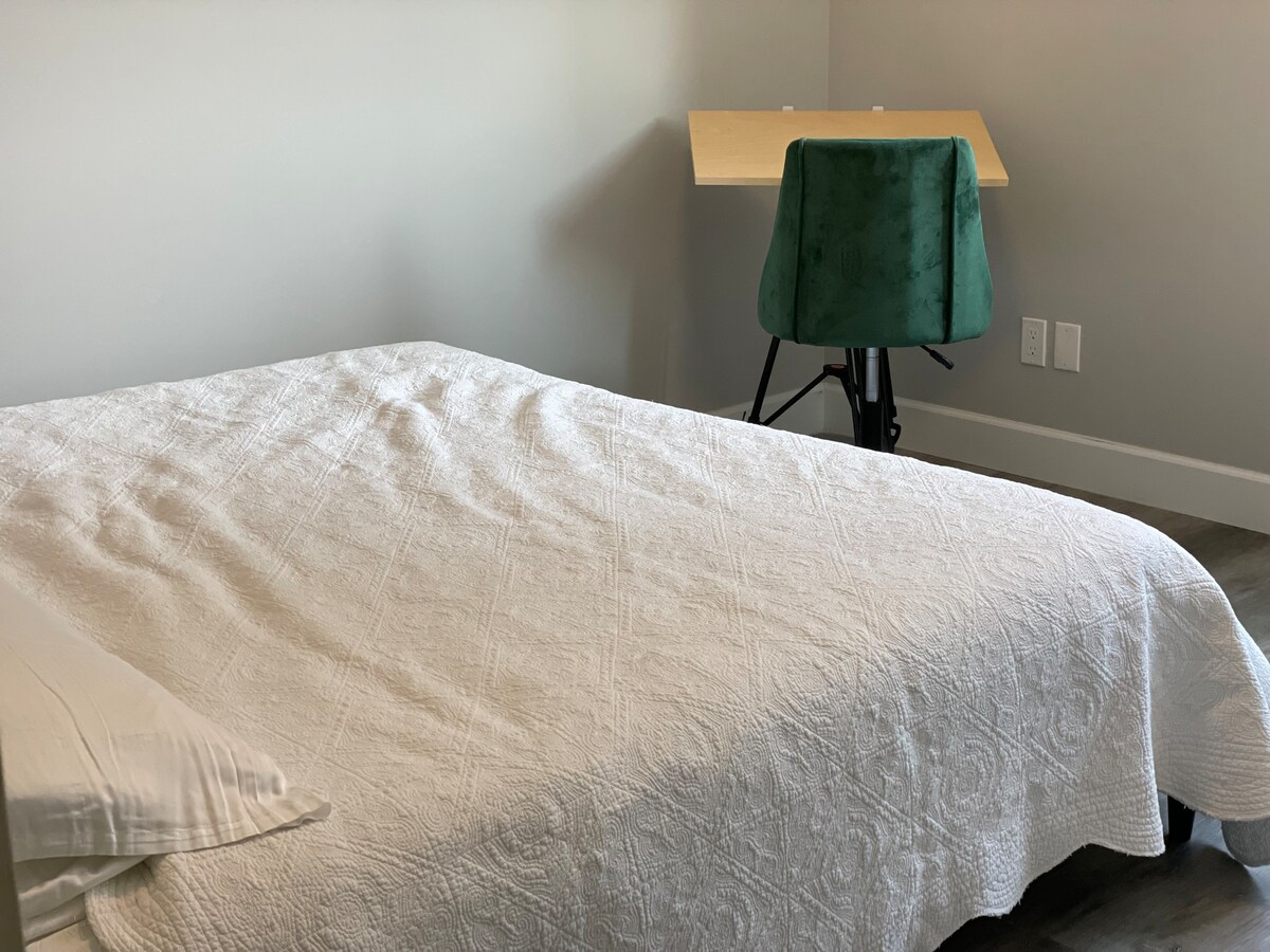 Slaapkamer met kingsize bed 