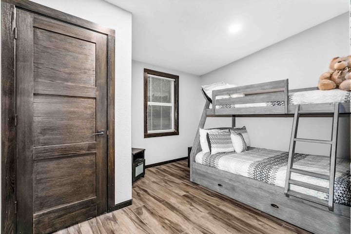 Dormitorio 3 con literas: 1 cama doble, 1 cama de matrimonio y una cama nido extraíble. 