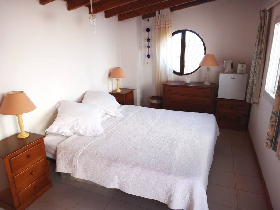 Spacious, light & airy double room. Fridge, kettle & toaster provided