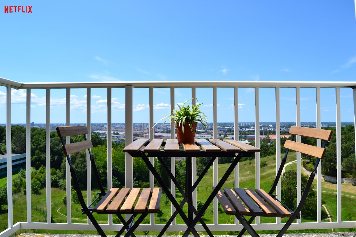 Annonce Airbnb populaire: Beautiful View of Bordeaux, Private ☼ Parking, ► Netflix, Tram à Cenon