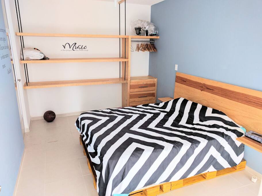 Recámara principal cama Queen