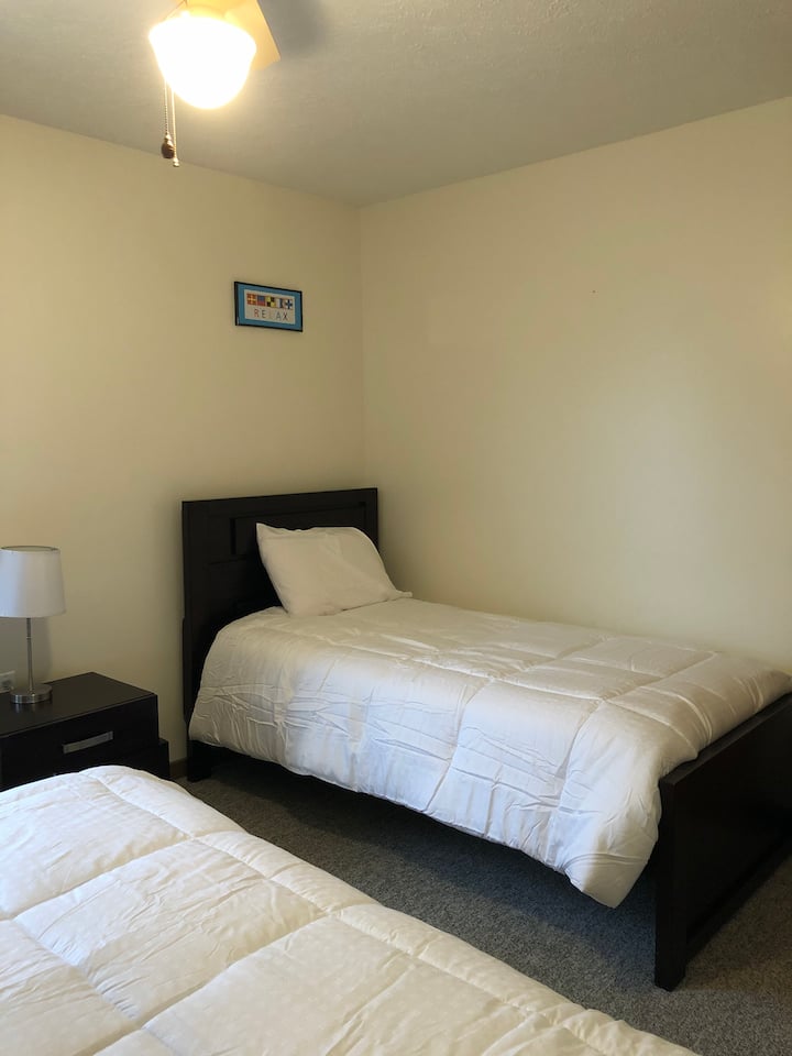 חדר שינה 1 עם 2 מיטות יחיד