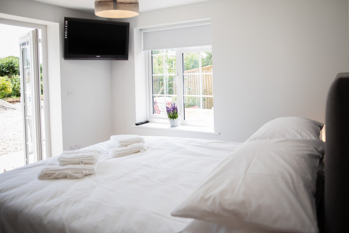 Ova spavaća soba s bračnim krevetom, u novom dodatku, ima vlastiti televizor. U prilogu se nalaze i hladnjak i mikrovalna pećnica.