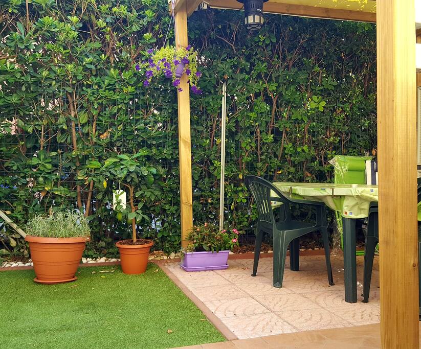 Area giardino in condivisione con tavolo e sedie (versione estiva)