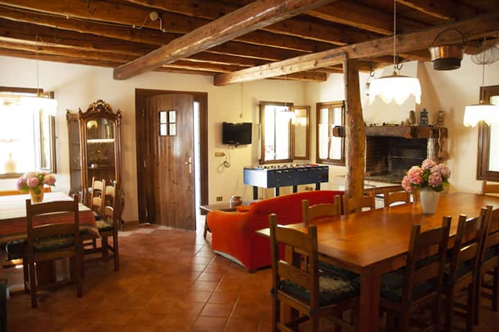 קומת קרקע, פינת אוכל עם אח