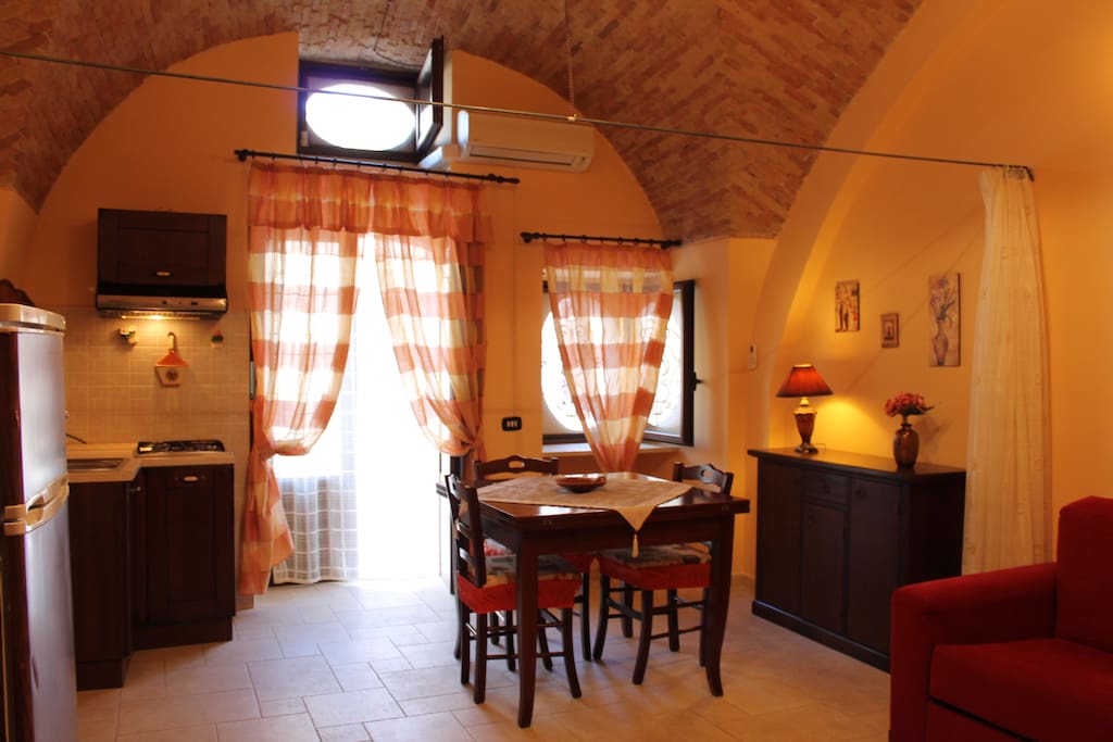 sala da pranzo e angolo cottura