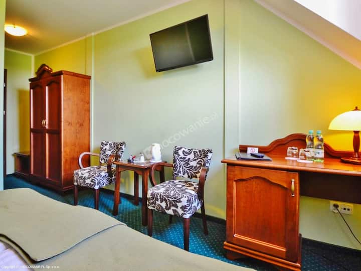 Komfortowy pokój 2-osobowy z łóżkiem"King-size" ( 180 x 200 cm) lub 2 pojedynczymi "Twin", LCD-SAT-TV, WI-Fi, suszarką, chłodziarką hotelową; ręczniki oraz kosmetyki hotelowe w cenie.