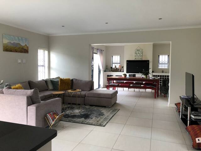 Feel@Home Holiday Villa – Bloubergstrand gallery image 4