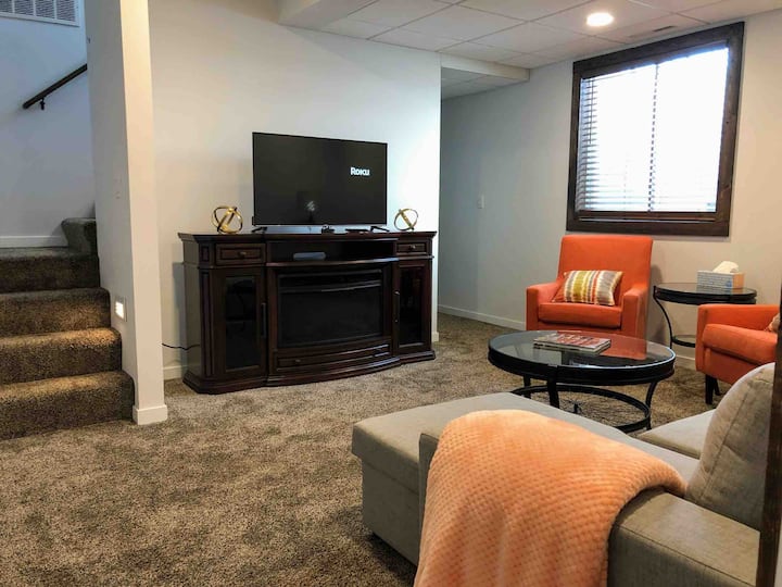 Das Wohnzimmer ist im Keller. Gemütlich mit dem elektrischen Kamin und beobachte das Roku.