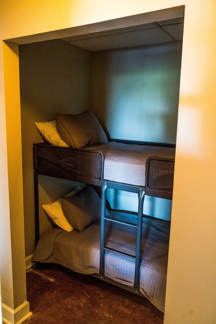 Poschodová izba/ skriňa - ideálne pre 2 deti! Toto je prepojené v zadnej časti apartmánu s oboma spálňami.