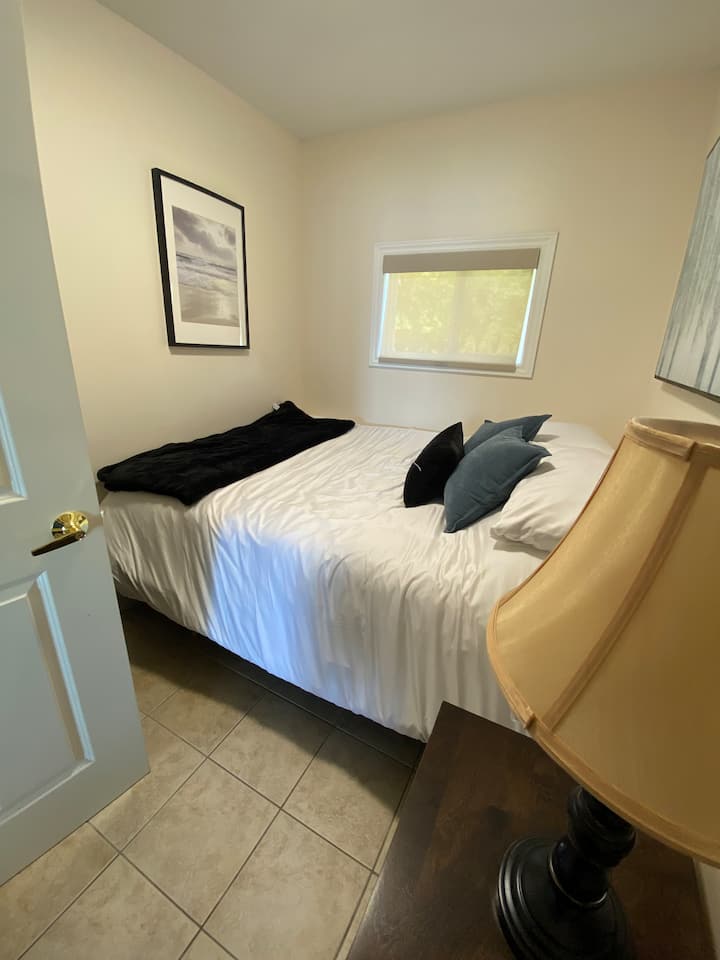 غرفة نوم مريحة بسرير بحجم كبير وخزانة ملابس وطاولة ليلية! 