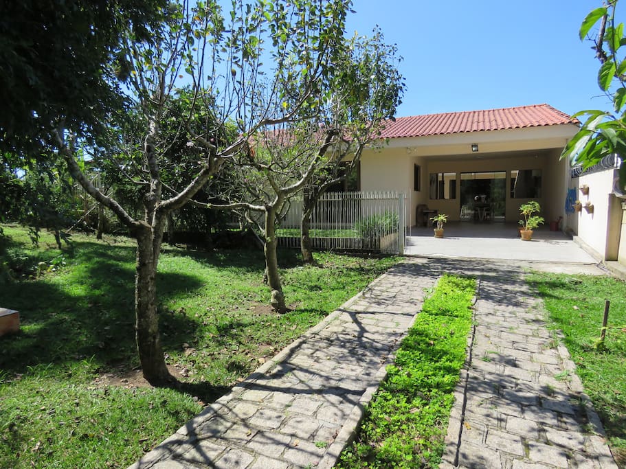 Entrada pelo jardim