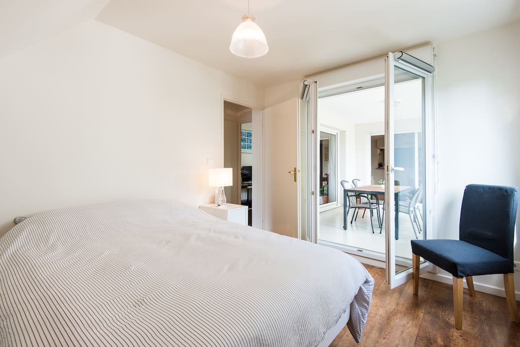 Votre chambre avec accès direct à la terrasse/Your room with frenchdoor onto the balcony