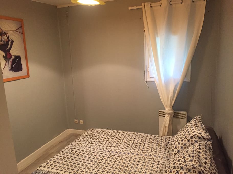chambre avec TV et placard
