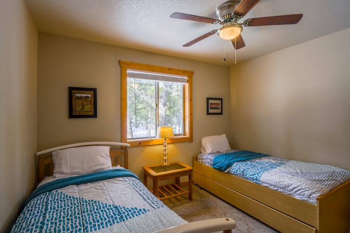 Spavaća soba br. 2.  Dva odvojena kreveta i dodatni bračni krevet.