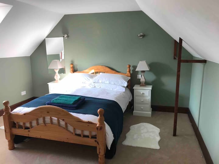 Hlavná spálňa s manželskou posteľou a posteľnou bielizňou a uterákmi z egyptskej bavlny