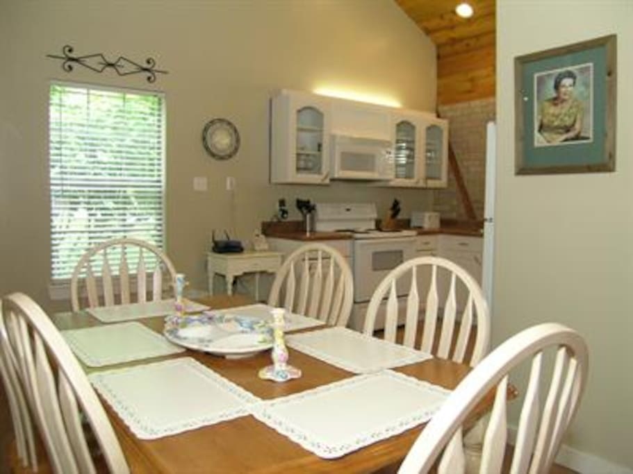 Oma's Seidel Haus-Dining Area