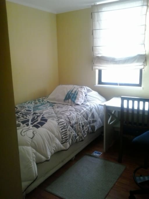 Dormitorio N°2 con su closet. Tiene un escritorio, lámpara y silla.