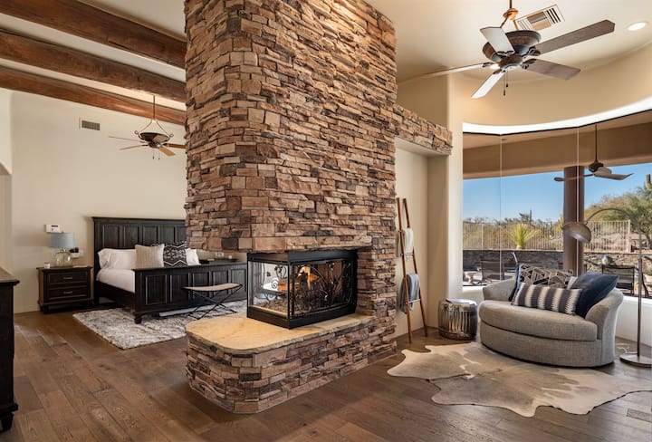 El elegante dormitorio principal 