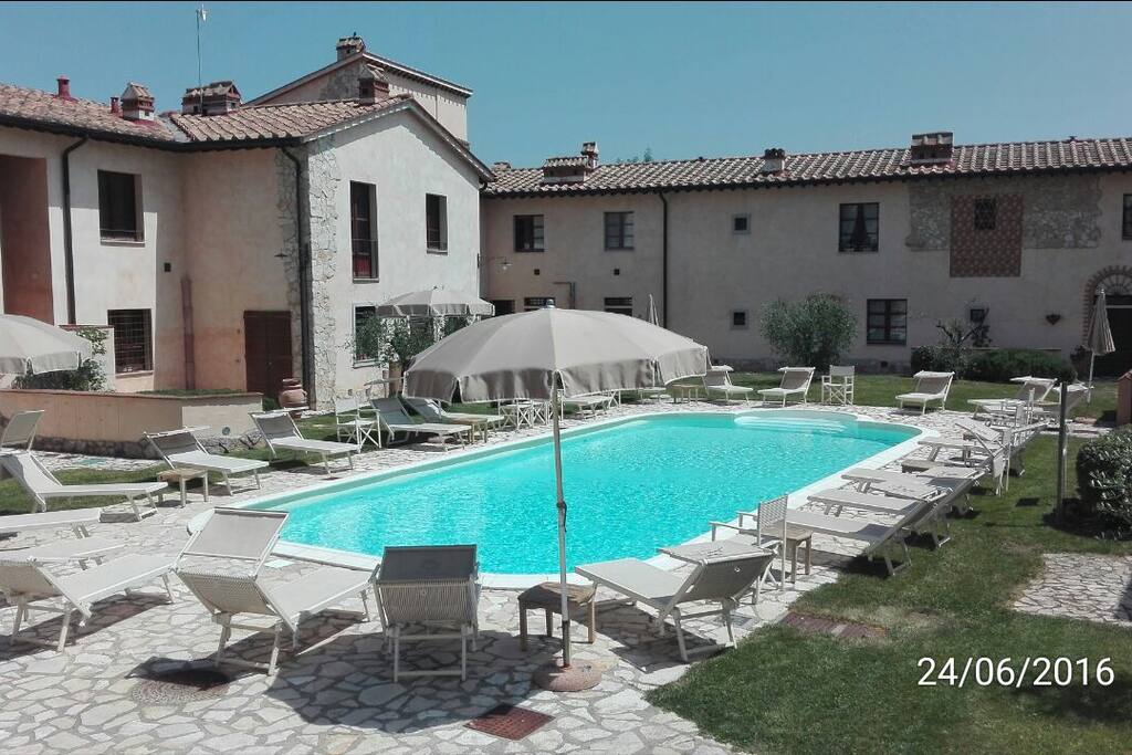 Piscina attrezzata