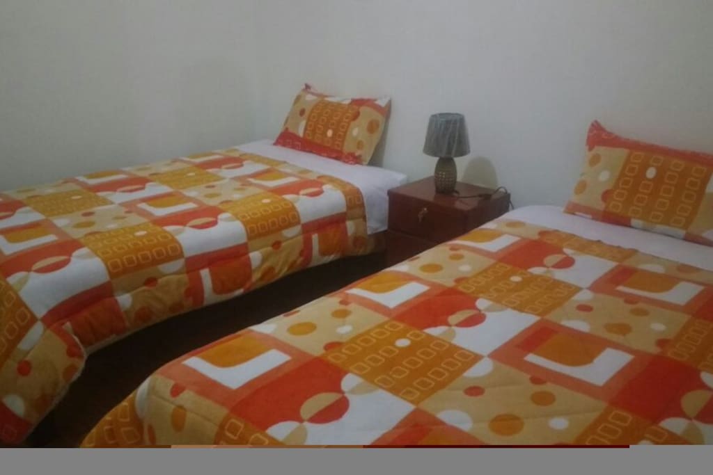 dormitorio con dos camas individuales
