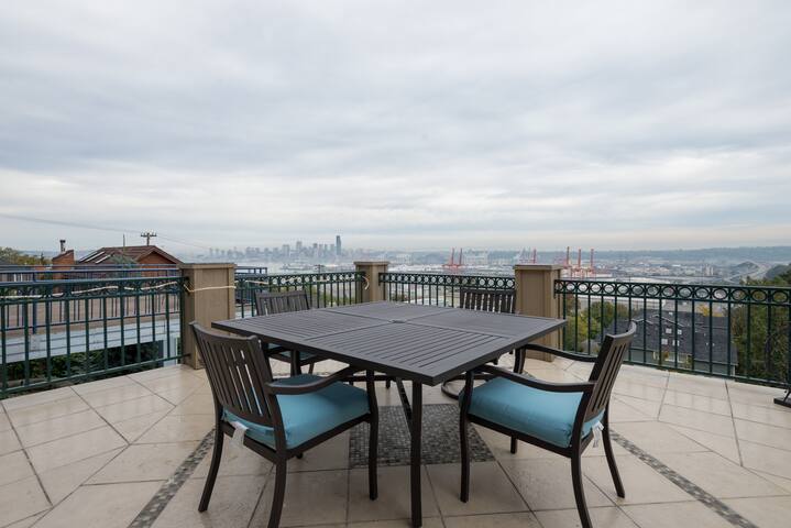 Flawless City and Mountains Views in West Seattle gallery image 2