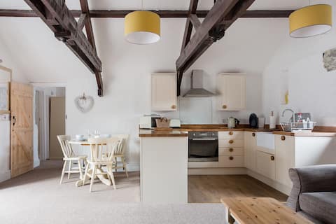 Relax with a Beach Walk at Farmhouse-Style Jasmine Cottage