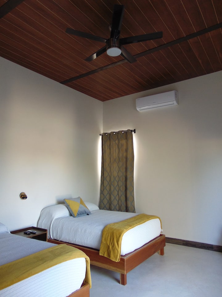 Hver bungalow har aircondition og ventilator.