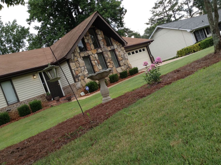 Comfortable room in this beautiful and well kept home ... located in a quiet and safe neighborhood ... In Lawrenceville, GA suburbs, it is conveniently located and easy access HWY 316 and interstate I 85 .. 2min from Walmart super center .. Minutes from GWINNETT BRAVES. & GWINNETT COLLEGE & mall of Ga. "Mall of Georgia" & sugar mills mall. Gwinnett medical is very close too.