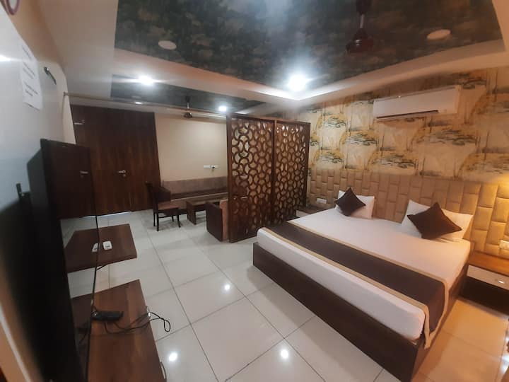 King Size Big Bed 72×75 For your Comfortable Stay With 8to10 Person's Sitting With Partisan. Basic Pentry With Refgrtr Micrwv Sandwch Mkr Ind-Plate Elect Cattle Cutarlies and Tea Coffee Lemon Tea 2×1LTR Water Bottles Light Snacks All Complimentary.


