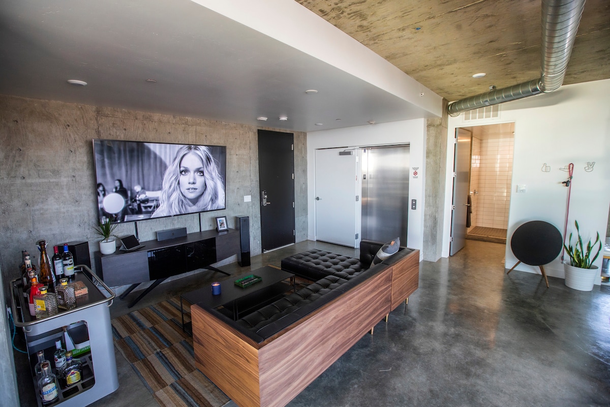 Top Airbnb: Calm Luxury Penthouse Getaway With Panoramic Views in Downtown