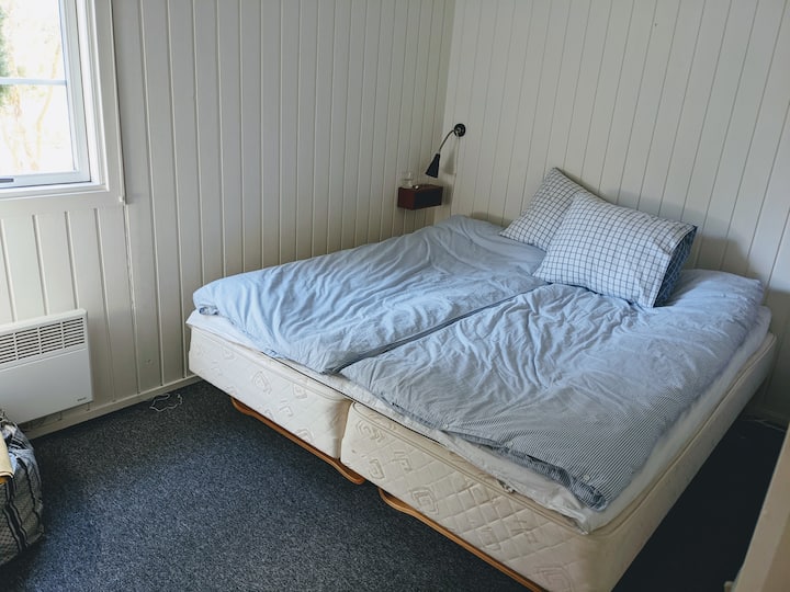 غرفة نوم 1 بسريرين.