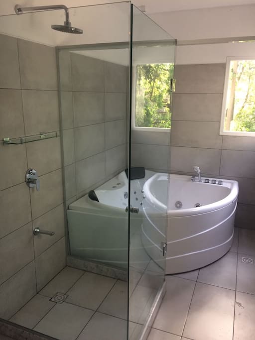 Baño principal con Jacuzzi doble