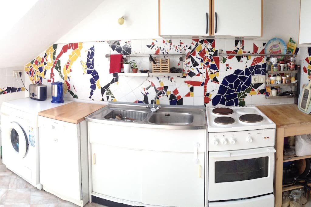 fully equiped! laundry mashine, dishwasher (yeah!), fridge, stove!
