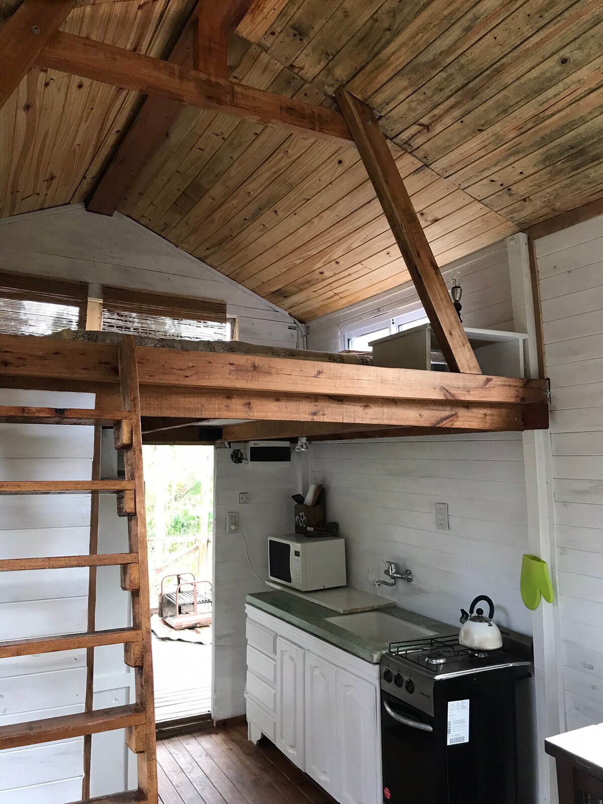 ที่นอนอยู่บนชั้นลอยเข้าถึงได้โดยบันได 