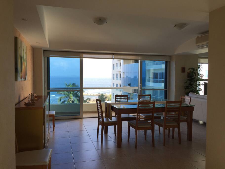 Desayuna o come frente a una increíble vista al mar.